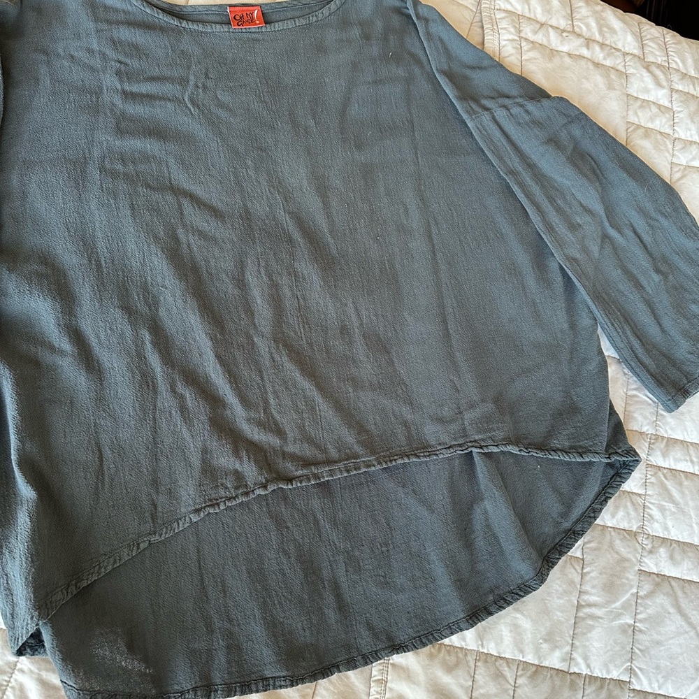 Oh My Gauze oversized top
Soft grey green color. Size 2
3/4 length sleeve